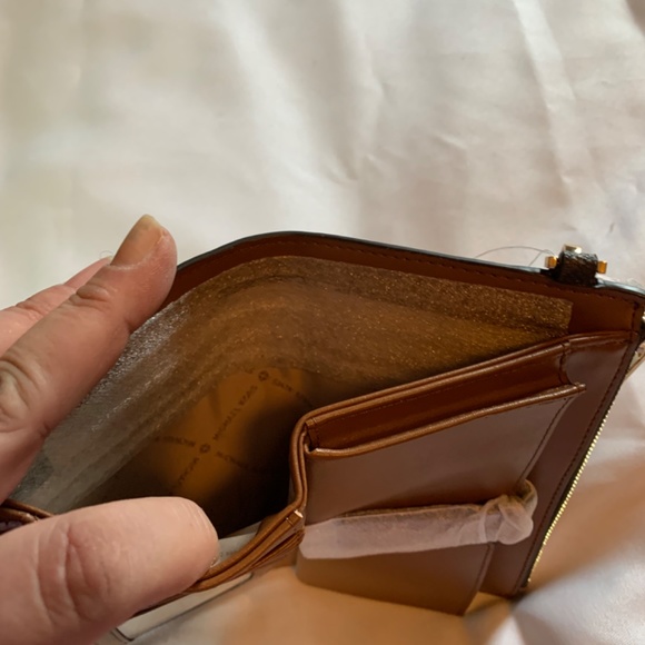 🎉Host Pick🎉 NWT. Michael Kors Brown with Gold Accents Wallet Wristlet! - Picture 12 of 12
